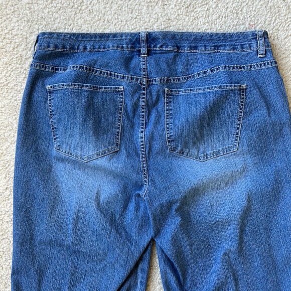 Avenue Boho Embroidered Cropped Jeans - Picture 9 of 12